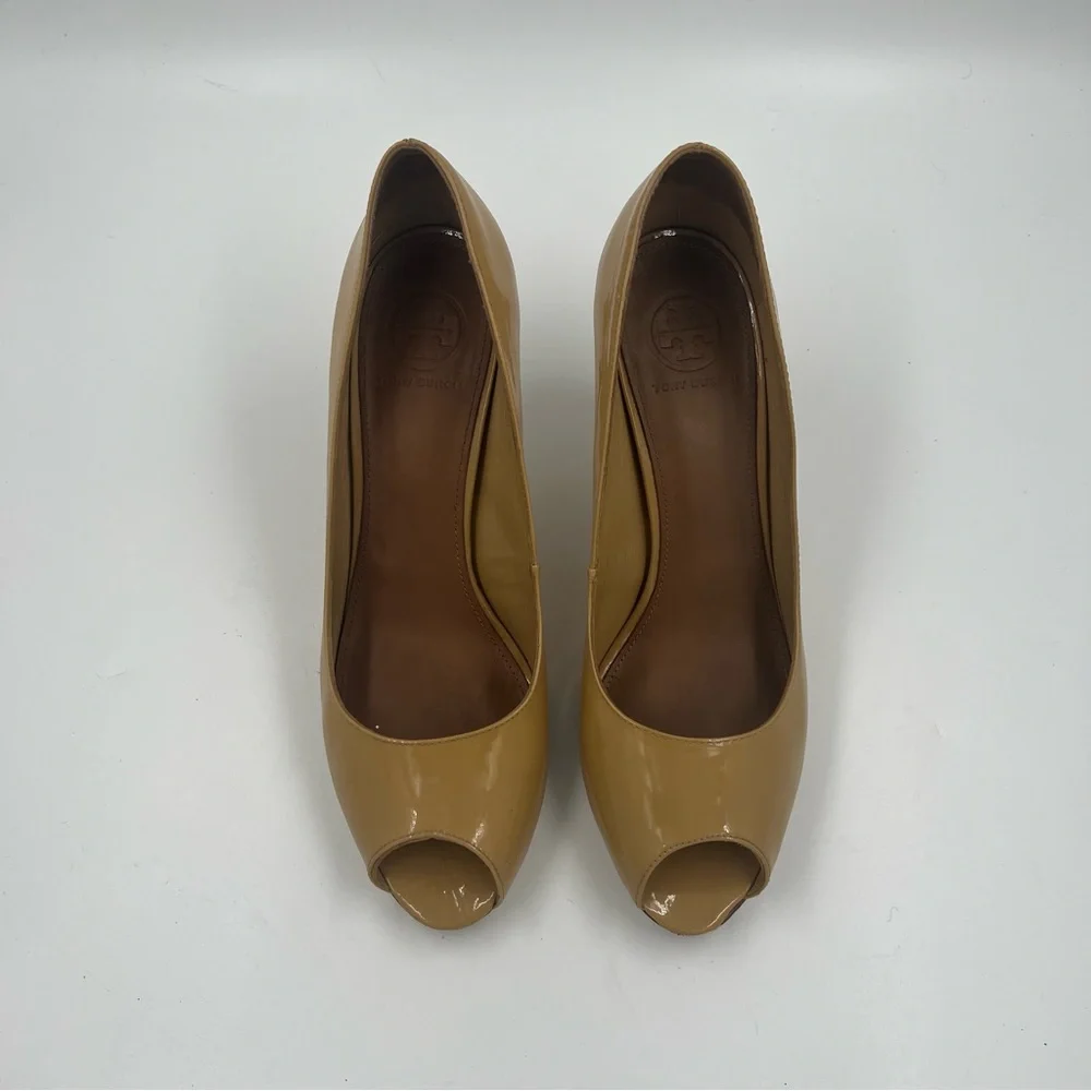 Tory Burch Women’s Open Toe Patent Leather Heels Tan 10 Rounded Toe Peep Toe
